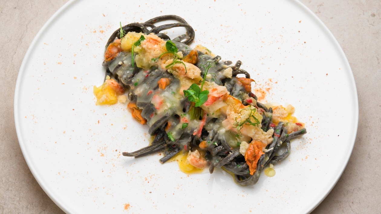 Spaghetti al nero di seppia con aglio, olio, peperoncino e granchio blu – - Ricetta