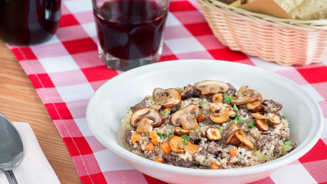 Quinoa con straccetti di manzo al vino rosso, funghi champignon e nocciole croccanti – - Ricetta