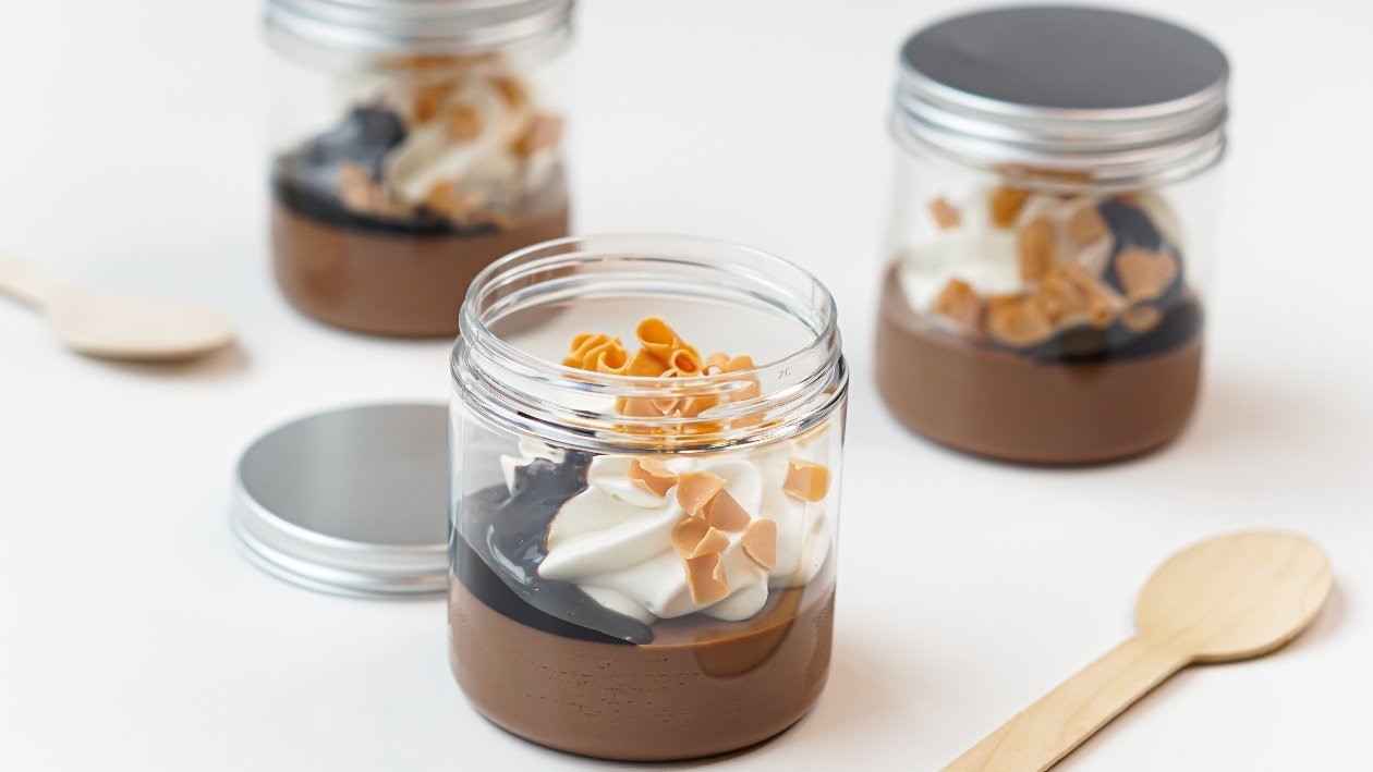 Budino al cioccolato con topping al cacao, chips di caramello e panna montata – - Ricetta