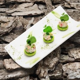 #BURGER Mini-macaron con insalatina di riso rosso al granchio reale e mele verdi #BURGER Mini-macaron con insalatina di riso rosso al granchio reale e mele verdi