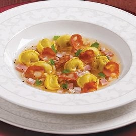 cappelletti di carne su brodo di cappone ristretto e mortadella croccante cappelletti di carne su brodo di cappone ristretto e mortadella croccante