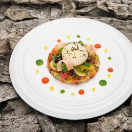 CAPRESE Burratina con quinoa alla Mediterranea, pomodoro marinato, olive nere dolci ed emulsione di basilico CAPRESE Burratina con quinoa alla Mediterranea, pomodoro marinato, olive nere dolci ed emulsione di basilico