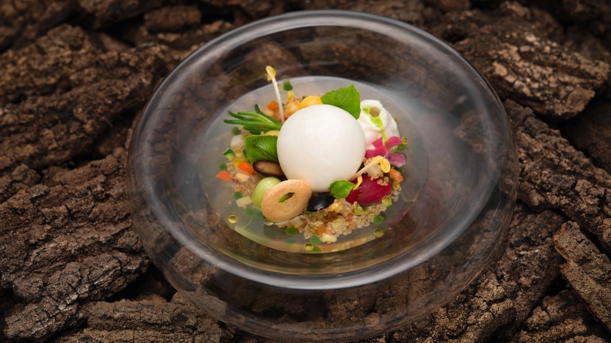 CAPRESE “Palloncino” di mozzarella soffiata, quinoa alla mediterranea con acqua di pomodoro ed emulsione al basilico – - Ricetta