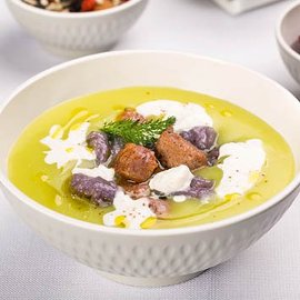crema di asparagi, gnocchetti di patate viola, salsiccia a punta di coltello e stracciatella crema di asparagi, gnocchetti di patate viola, salsiccia a punta di coltello e stracciatella