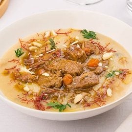 Crema di funghi porcini con bocconcini di manzo, mandorle salate e sfilacci di carne