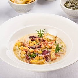 Crema di funghi porcini con ceci, fagioli rossi, capocollo croccante e chips di pane Crema di funghi porcini con ceci, fagioli rossi, capocollo croccante e chips di pane