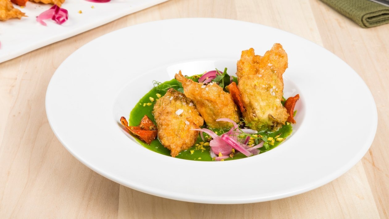 Crema di zucchine e mandorle con fiori di zucca croccanti – - Ricetta