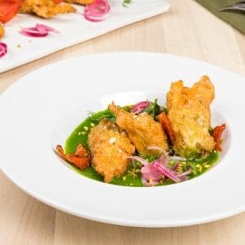 Crema di zucchine e mandorle con fiori di zucca croccanti Crema di zucchine e mandorle con fiori di zucca croccanti