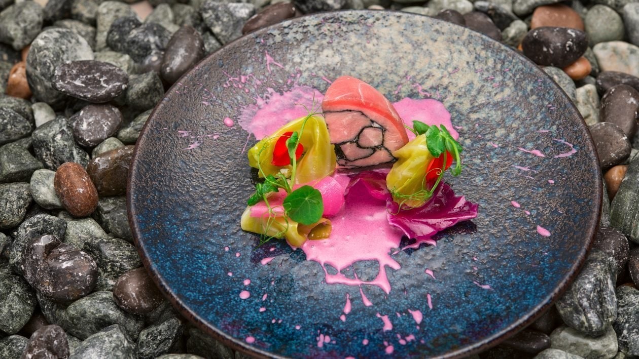 Dome di vitello tonnato al curry nero, verze fermentate e salsa tonnata al cavolo viola – - Ricetta