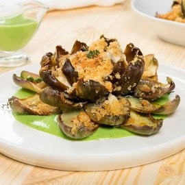 Fiore di carciofo gratinato con cuore fondente di provola affumicata e salsa verde al parmigiano Fiore di carciofo gratinato con cuore fondente di provola affumicata e salsa verde al parmigiano