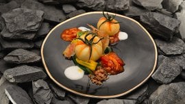 Gnocchi all'amatriciana "pomodoro" di patate con fondente di robiola, emulsione alla salvia e salsa all'amatriciana e polvere di guanciale Gnocchi all'amatriciana "pomodoro" di patate con fondente di robiola, emulsione alla salvia e salsa all'amatriciana e polvere di guanciale