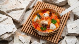 Gnocchi all'amatriciana - tegamino gratinato di gnocchi di patate alla robiola fondente, in salsa all'amatriciana con guanciale croccante al vino Gnocchi all'amatriciana - tegamino gratinato di gnocchi di patate alla robiola fondente, in salsa all'amatriciana con guanciale croccante al vino