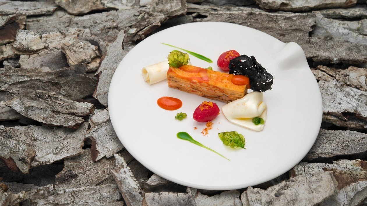 Lingotto di parmigiana di melanzane viola classica, sfoglia di mozzarella, pomodorini e olio al basilico – - Ricetta