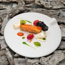 Lingotto di parmigiana di melanzane viola classica, sfoglia di mozzarella, pomodorini e olio al basilico Lingotto di parmigiana di melanzane viola classica, sfoglia di mozzarella, pomodorini e olio al basilico