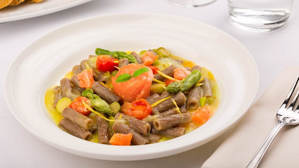 maccheroncino con crema di asparagi salmone arrostito e limone candito – - Ricetta