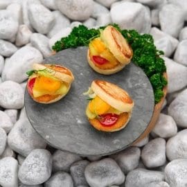 Mini milanesi, brioche dorata al vapore con crema di zucca, cetriolo marinato e senape Mini milanesi, brioche dorata al vapore con crema di zucca, cetriolo marinato e senape