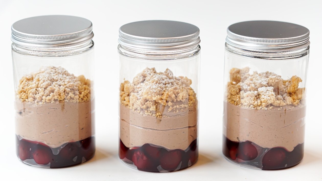 Mousse al caffè con amarene e crumble 2.0 take away