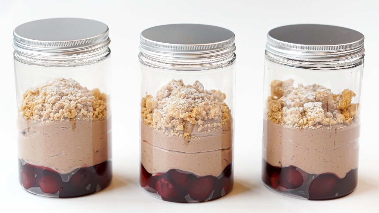 Mousse al caffè con amarene e crumble 2.0 take away – - Ricetta