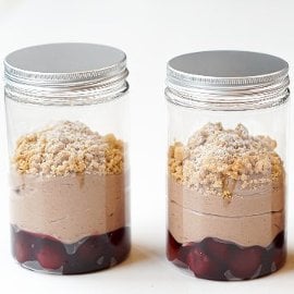 Mousse al caffè con amarene e crumble 2.0 take away Mousse al caffè con amarene e crumble 2.0 take away