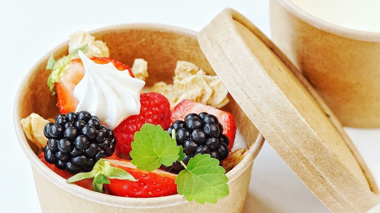 Pannacotta take away con frutti di bosco e meringhette – - Ricetta