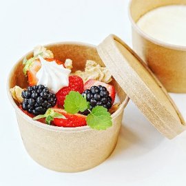 Pannacotta take away con frutti di bosco e meringhette