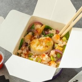 Riso con tofu, cavolfiore, mais, taccole e capasanta scottata. E salsa agro dolce Riso con tofu, cavolfiore, mais, taccole e capasanta scottata. E salsa agro dolce