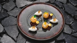 Sfere di babà al rhum e yuzu con sorbetto al limone e zenzero e salsa al limoncello