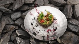 Spaghetto alle vongole "Castagna di mare" con spaghetto al tè verde Matcha con vongole selvatiche, polpa di ricci e olio al coriandolo Spaghetto alle vongole "Castagna di mare" con spaghetto al tè verde Matcha con vongole selvatiche, polpa di ricci e olio al coriandolo