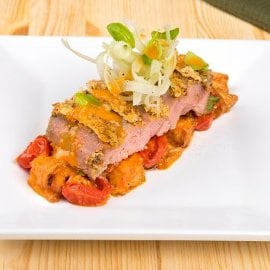 Tagliata di tonno rosso alla mediterranea su caponata di melanzane e olio al pomodorino arrostito