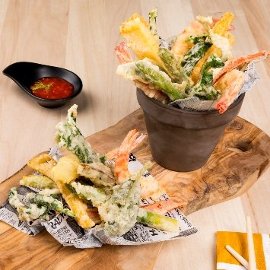 Tempura di verdure, pecorino e gamberi in salsa agrodolce di cipolla Tempura di verdure, pecorino e gamberi in salsa agrodolce di cipolla