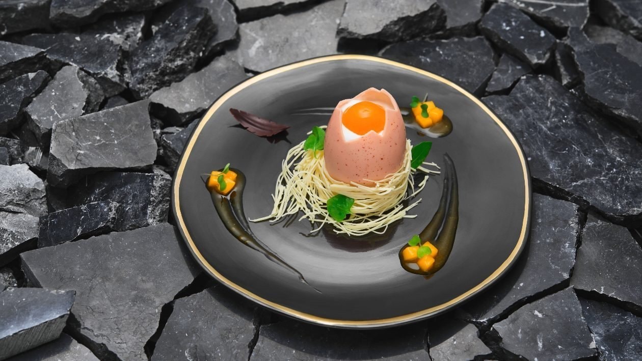 Uovo di panna cotta e yogurt con tuorlo esotico e salsa al mango confit – - Ricetta