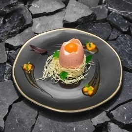 Uovo di panna cotta e yogurt con tuorlo esotico e salsa al mango confit Uovo di panna cotta e yogurt con tuorlo esotico e salsa al mango confit