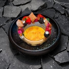 Variazione di cannolo con crema catalana, canditi e frutti rossi Variazione di cannolo con crema catalana, canditi e frutti rossi