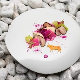 Vitello Tonnato in crosta di curry nero, tonnata viola e cavolo cappuccio fermentato
