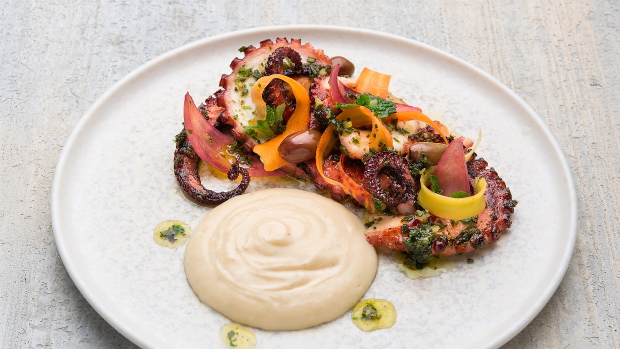 Polpo rosticciato con crema di topinambur con cipolla agrodolce e olive taggiasche – - Ricetta