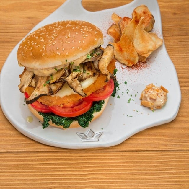 Crispy NoChicken burger con salsa al peanut butter Crispy NoChicken burger con salsa al peanut butter