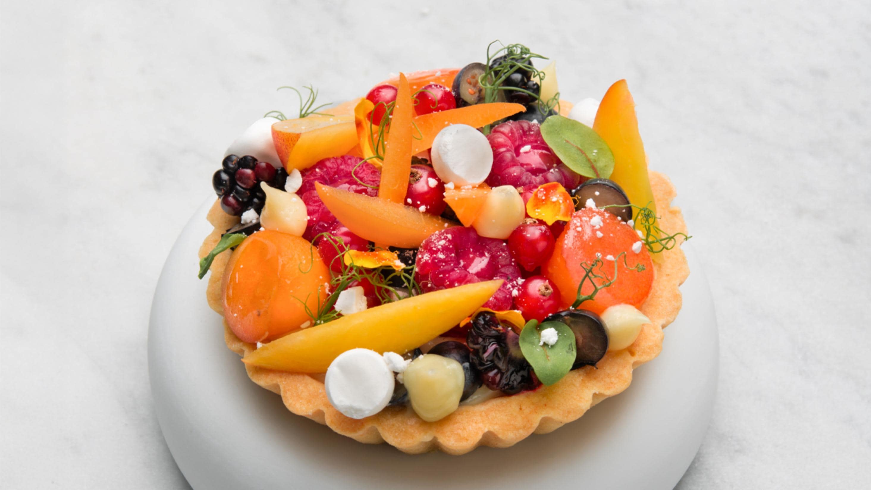 Crostatina con crema pasticcera, frutta di stagione e meringhe – - Ricetta