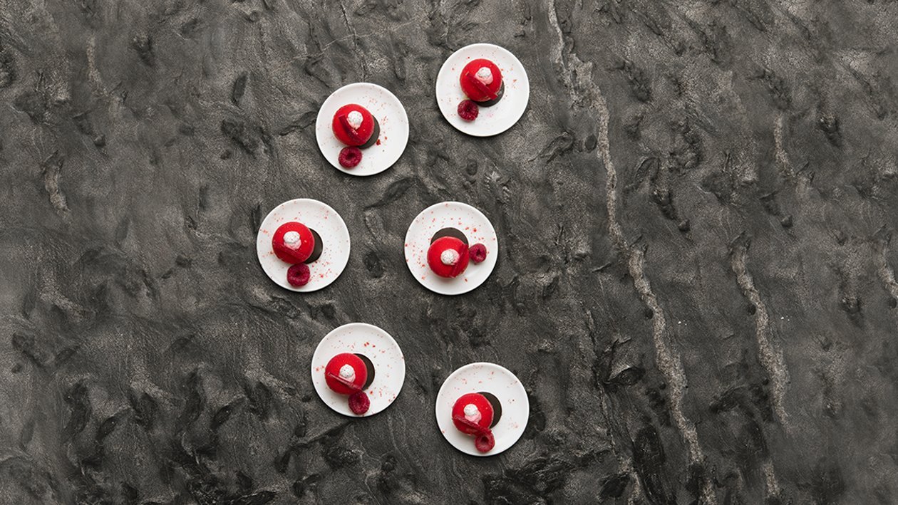 “Bon-bon” croccante di mousse alla fragola con gelée di fragole e limoncello