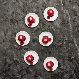 “Bon-bon” croccante di mousse alla fragola con gelée di fragole e limoncello “Bon-bon” croccante di mousse alla fragola con gelée di fragole e limoncello