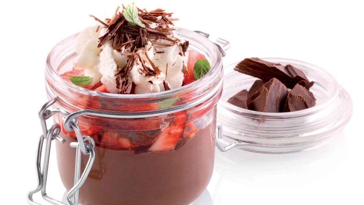 Budino al cioccolato, panna e fragole – - Ricetta