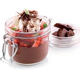 Budino al cioccolato, panna e fragole Budino al cioccolato, panna e fragole