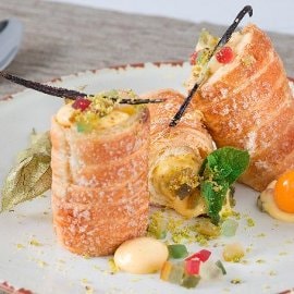 Cannolo ripieno di crema catalana alla vaniglia con canditi e polvere di pistacchio Cannolo ripieno di crema catalana alla vaniglia con canditi e polvere di pistacchio