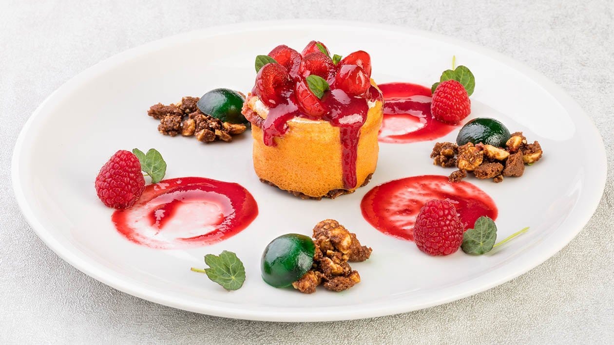 Cheesecake ai lamponi e cherry in monoporzione con crumble alle nocciole e gelèe alla menta