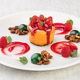 Cheesecake ai lamponi e cherry in monoporzione con crumble alle nocciole e gelèe alla menta Cheesecake ai lamponi e cherry in monoporzione con crumble alle nocciole e gelèe alla menta