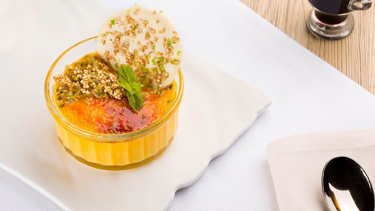 Crema catalana al passion fruit, croccante al cioccolato e quinoa soffiata – - Ricetta