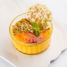 Crema catalana al passion fruit, croccante al cioccolato e quinoa soffiata Crema catalana al passion fruit, croccante al cioccolato e quinoa soffiata