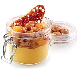 Crema catalana con pesche e amaretti Crema catalana con pesche e amaretti