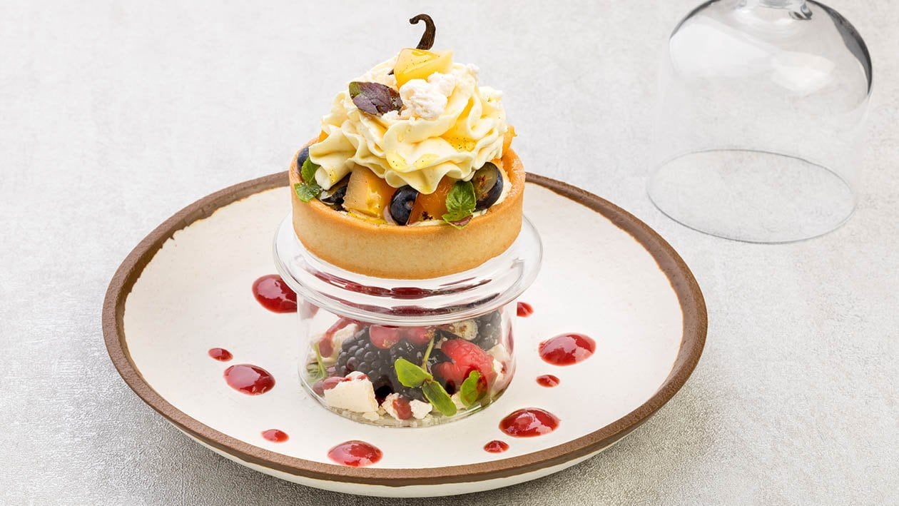 Crostatina alle mele cotogne cotte nella vaniglia con crema al tiramisù e marsala coulis ai frutti rossi e basilico