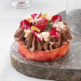 Crostatina con frolla al lampone con mousse al cioccolato fondente, crunchy al cioccolato bianco con riso soffiato e petali di rosa canditi Crostatina con frolla al lampone con mousse al cioccolato fondente, crunchy al cioccolato bianco con riso soffiato e petali di rosa canditi