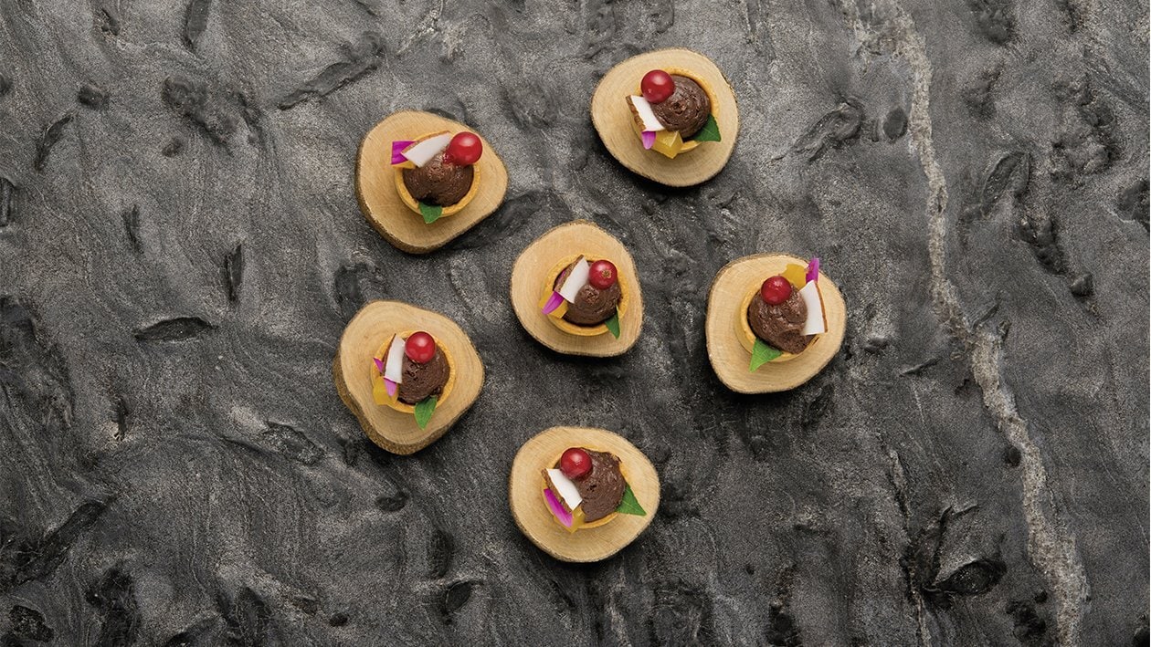 Mini tartellette di mousse al cioccolato con gelée all'arancia e nocciole al caramello